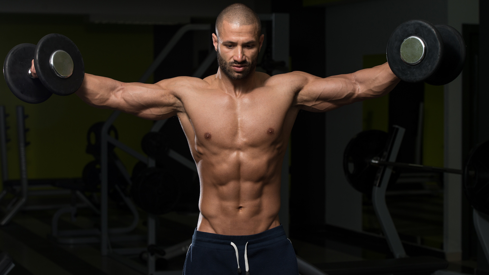 Отведение гантелей стоя. Разведение гантелей встроны. Отведение плеча с гантелями стоя. Гантели в стороны стоя. Отведение плеча в сторону с гантелями.