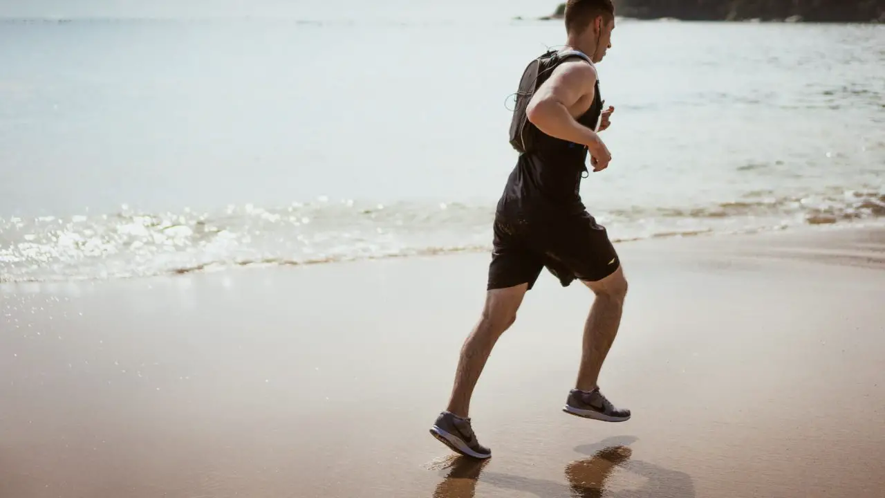 man running on beach lose weight