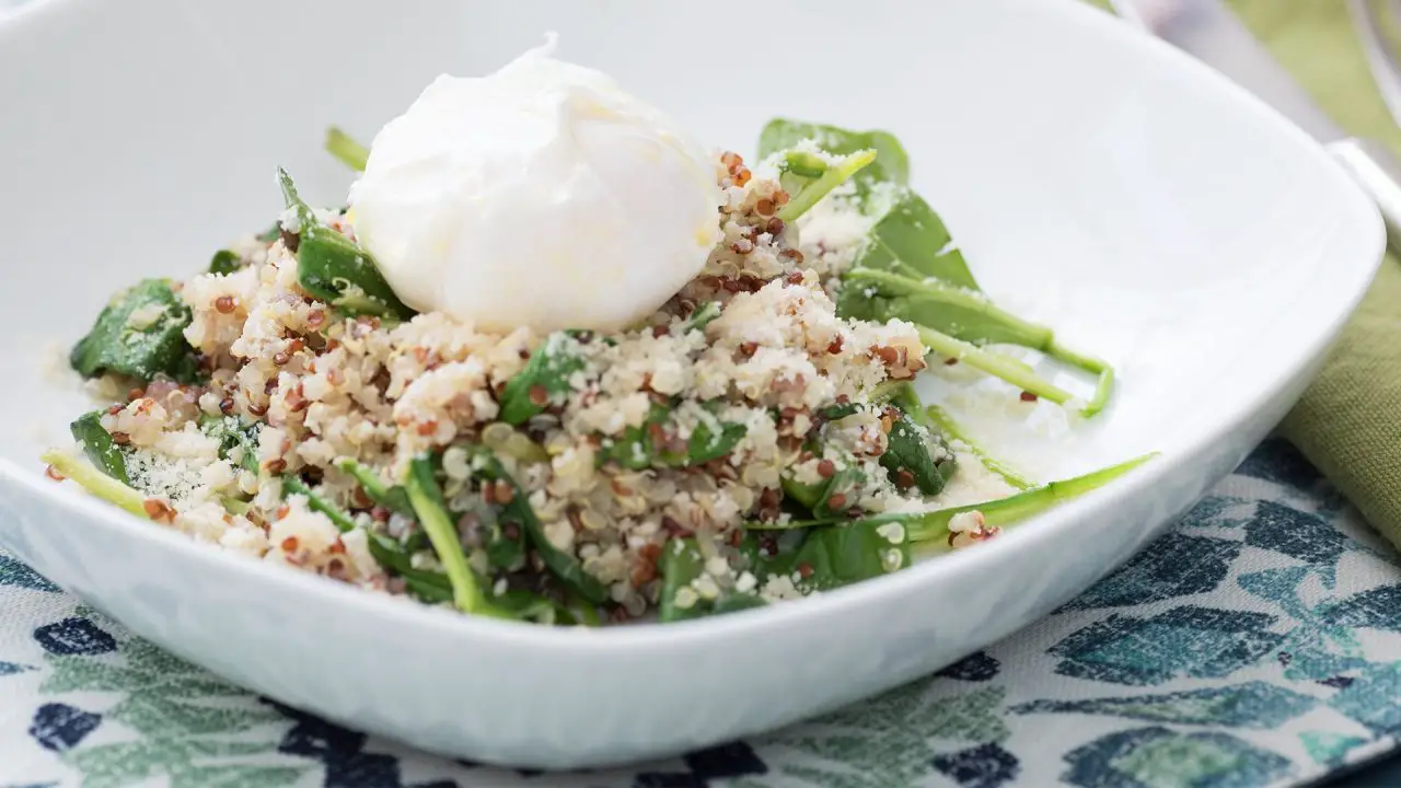 egg quinoa with spinach