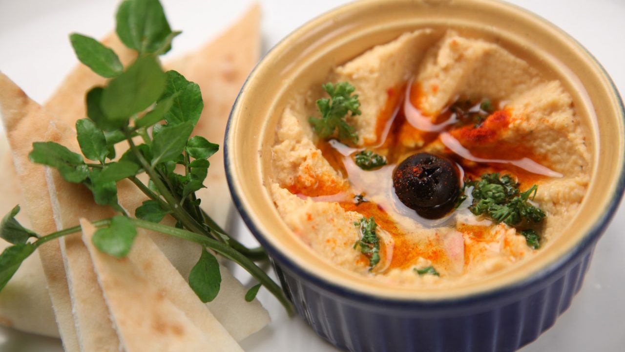 close up hummus pita nighttime snack